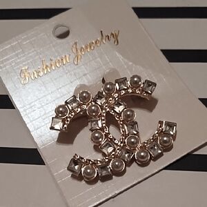 Elegant Gold Tone Brooch with Pearls Rhinestones